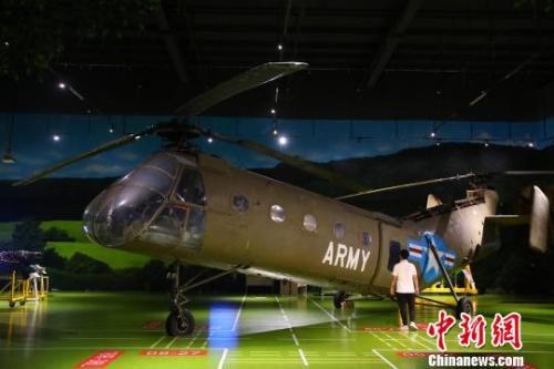圖為江西直升機科技館展出的縱列雙懸翼式直升機H-21。劉占昆 攝 圖為江西直升機科技館展出的縱列雙懸翼式直升機H-21。劉占昆 攝