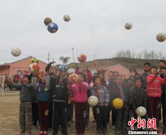 圖為甘肅省榆中縣中連川小學的“足球小將“合影。(資料圖) 史靜靜 攝
